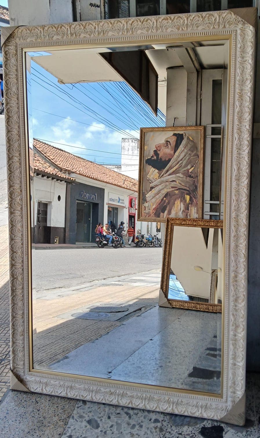 Espejo con marco blanco tallado artesanal